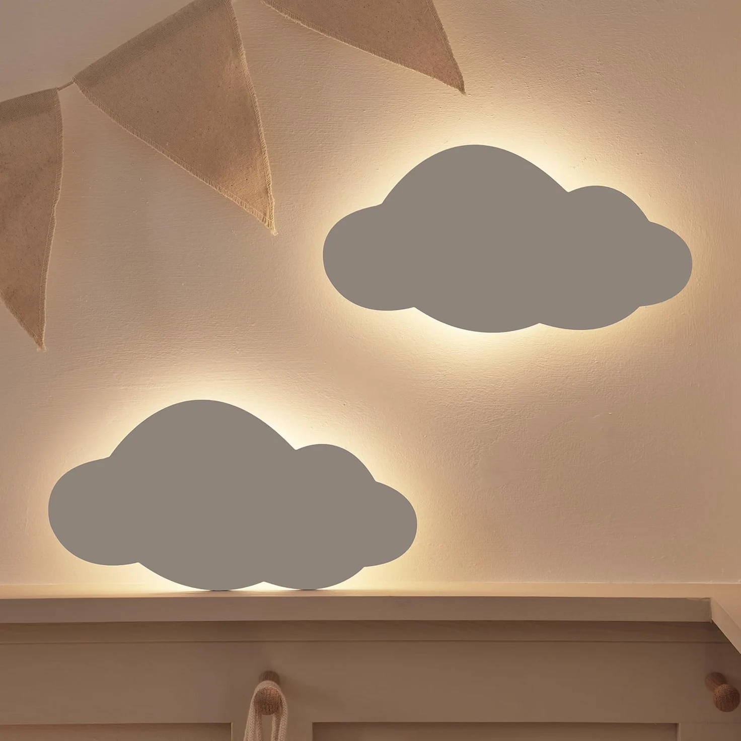 Lights4fun Set di 2 Applique da Muro a Pile a Forma di Nuvola Bianca Luce per Camerette dei Bambini Retroilluminata con LED Bianco Caldo con Timer e Telecomando
