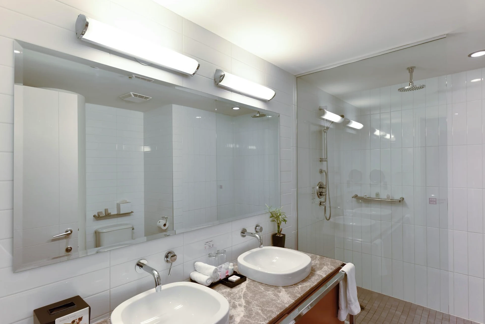 OSRAM LED TUBE T8 18 EM 600 mm, tubo LED lineare, 6.6W, 800lm, 4000K, luce bianca fredda, sostituzione LED per tubi fluorescenti T8 con attacco G13, lunga durata, basso consumo energetico