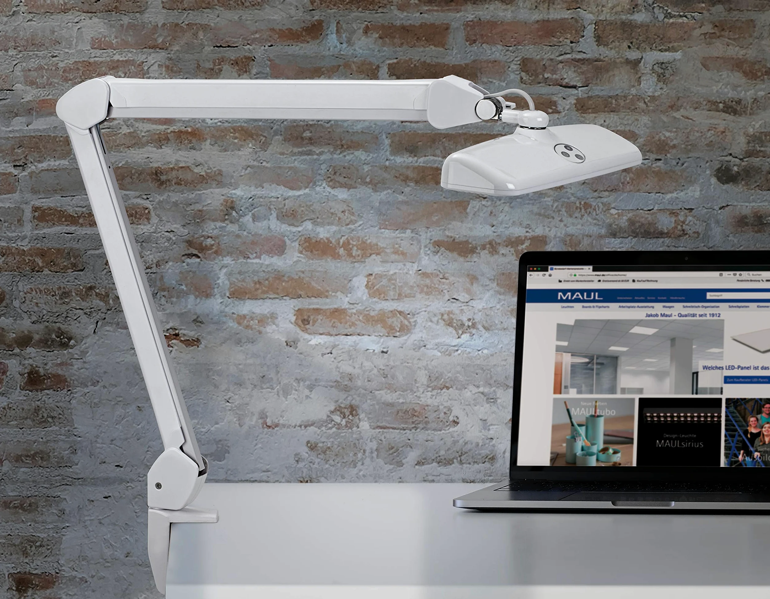 MAUL Lampada da tavolo MAULintro LED dimmerabile bianca con morsetto | luce chiara per lavorare meglio, braccio orientabile, fissaggio salvaspazio, intensità regolabile, sorgente sostituibile