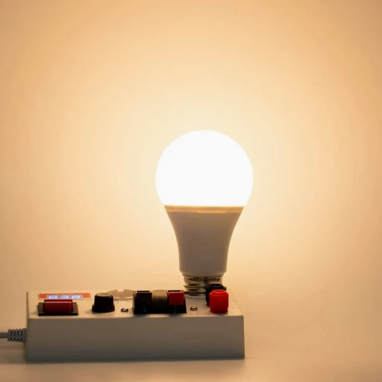 Luci 20 Pezzi/Lotto LED Lampadina dimmerabile a Tre stadi A50/A60 E27 Lampadina LED Lampada di Illuminazione a LED per Uso Domestico Lampadine per Uso Domestico in plastica + Alluminio