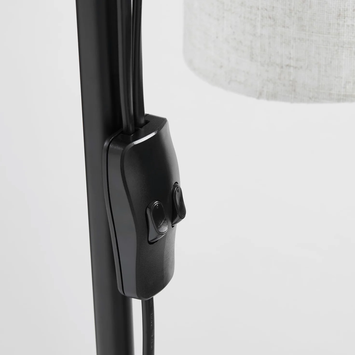 Lampada da Terra Moderna con Supporto in Legno Naturale, 2 Paralumi in Tessuto, Design Rustico per Soggiorno e Camera da Letto