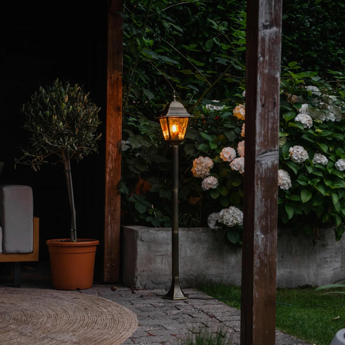 Qazqa antigua - Palo da giardino Classico - 1 luce - Ø 18.4 cm - Oro - Design I Rustico - Illuminazione esterna
