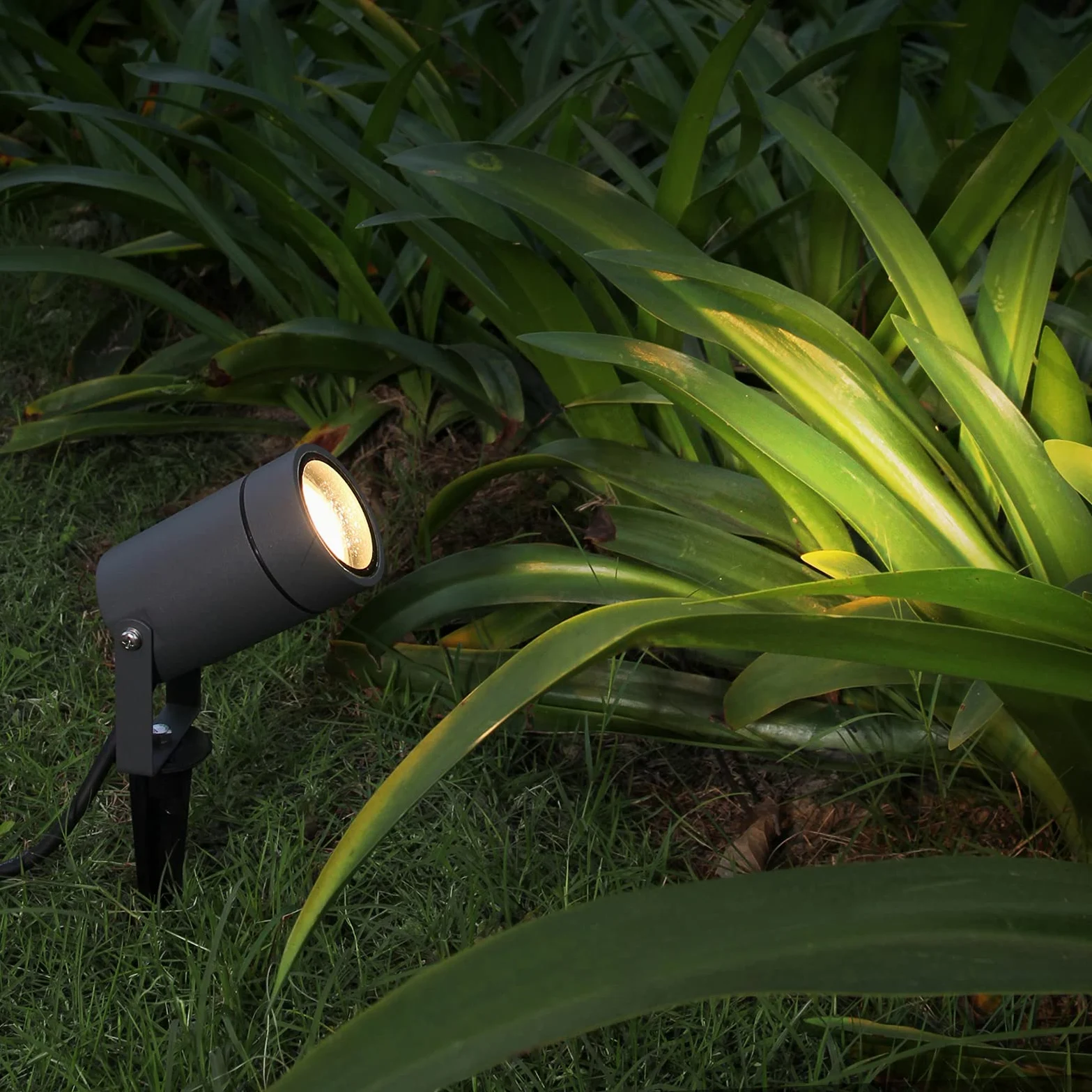 DAWALIGHT 4 Pezzi Faretto da Giardino con Picchetto GU10 LED 5W 3000K Bianco caldo IP65 Impermeabile Luci a Picchetto da Giardino per Terrazza Prato Vialetto, Alluminio, Grigio scuro