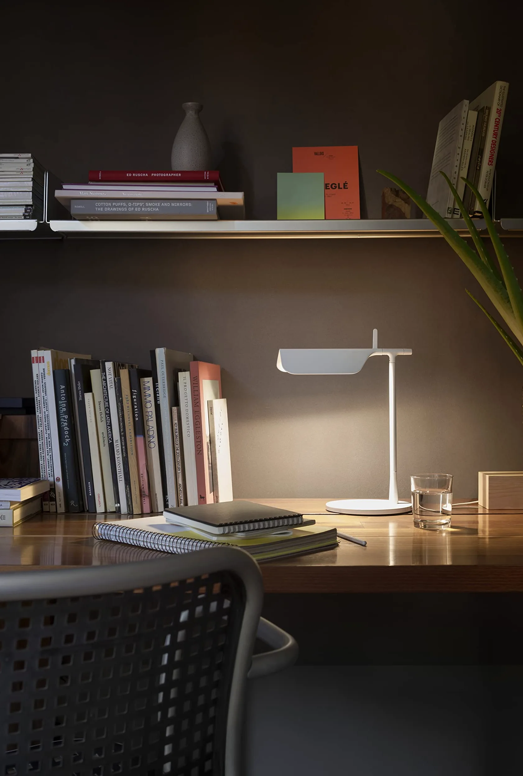 FLOS Tab Table Lampada da Tavolo, Lampada di Design da E. Barber e J. Osgerby, Lampada Led per Interni con Testa Orientabile, 100-240/24V, 9 W, 175 x 273 x 327 mm, Colore Nero