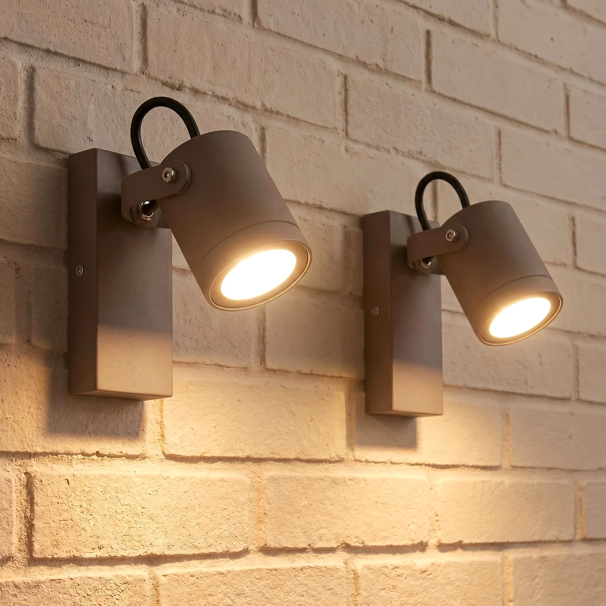 MAKA Set 2 Applique da Esterno GU10 IP44, Lampada da Parete Esterno Orientabile in Alluminio, Faretto Parete Moderno per Balcone Giardino Terrazzo (Marrone)