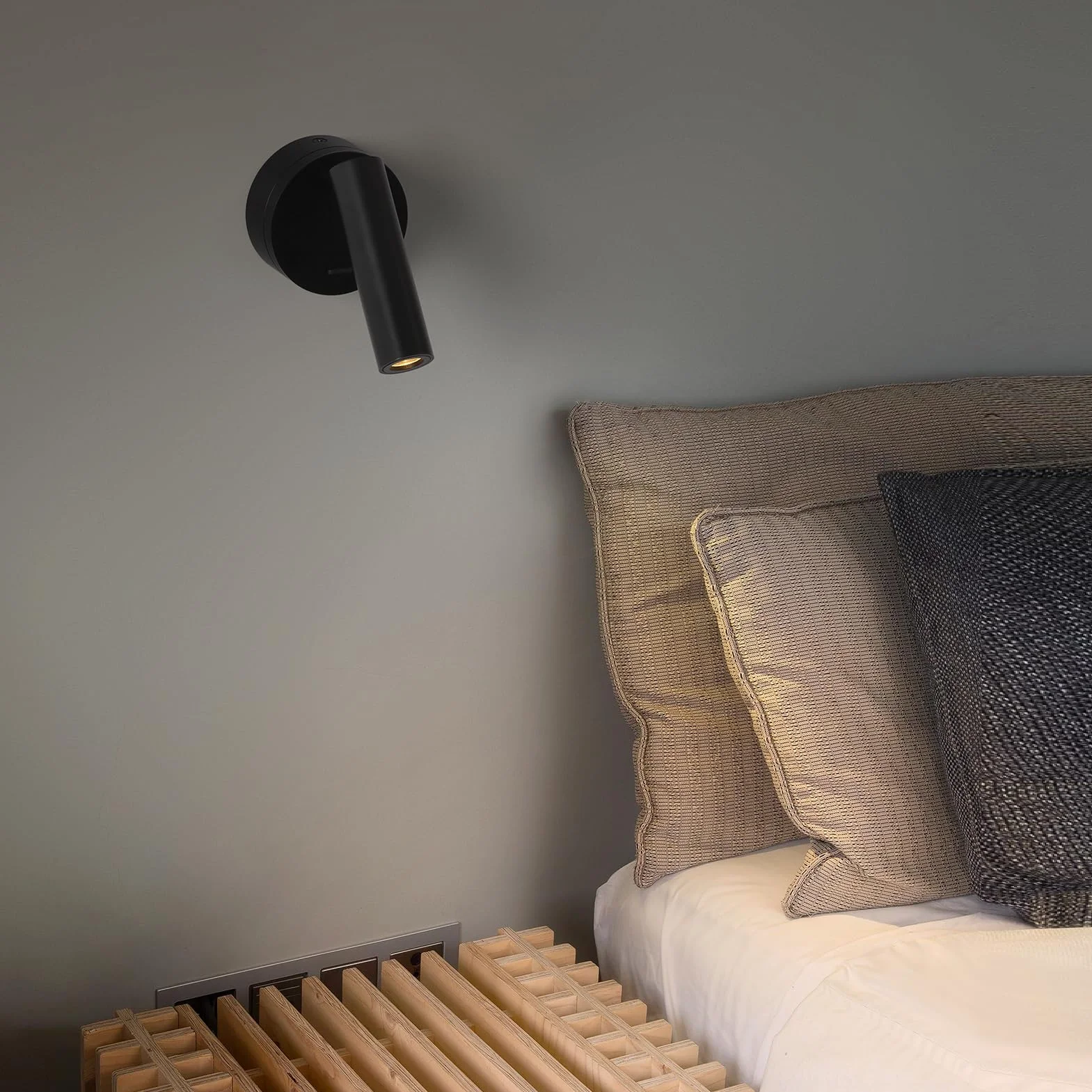 DAWALIGHT Applique da Comodino Orientabile Lampada da Parete a LED 3W 3000K Faretto con Interruttore per Interni Camera da Letto Salotto Lettura, Alluminio, Nero