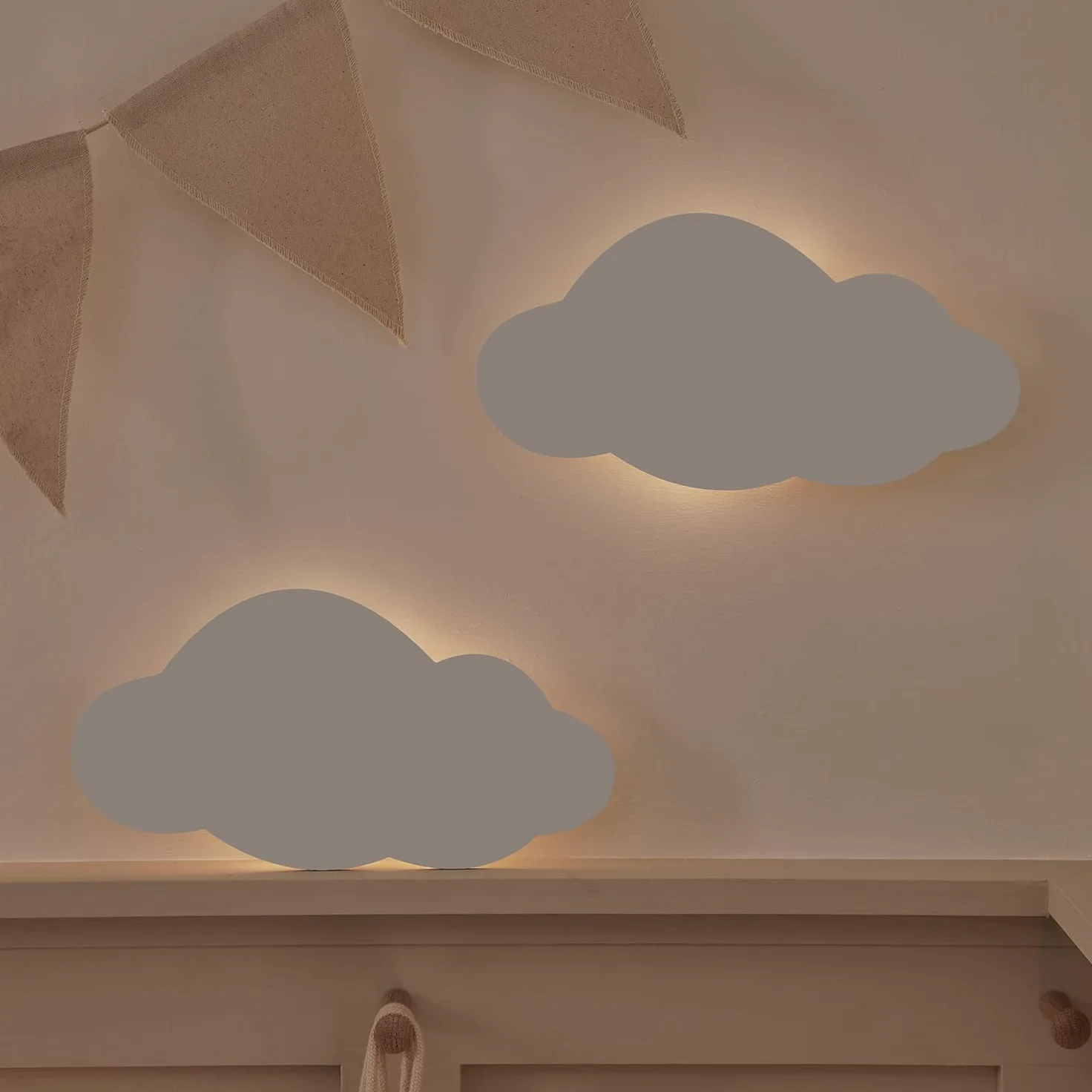 Lights4fun Set di 2 Applique da Muro a Pile a Forma di Nuvola Bianca Luce per Camerette dei Bambini Retroilluminata con LED Bianco Caldo con Timer e Telecomando