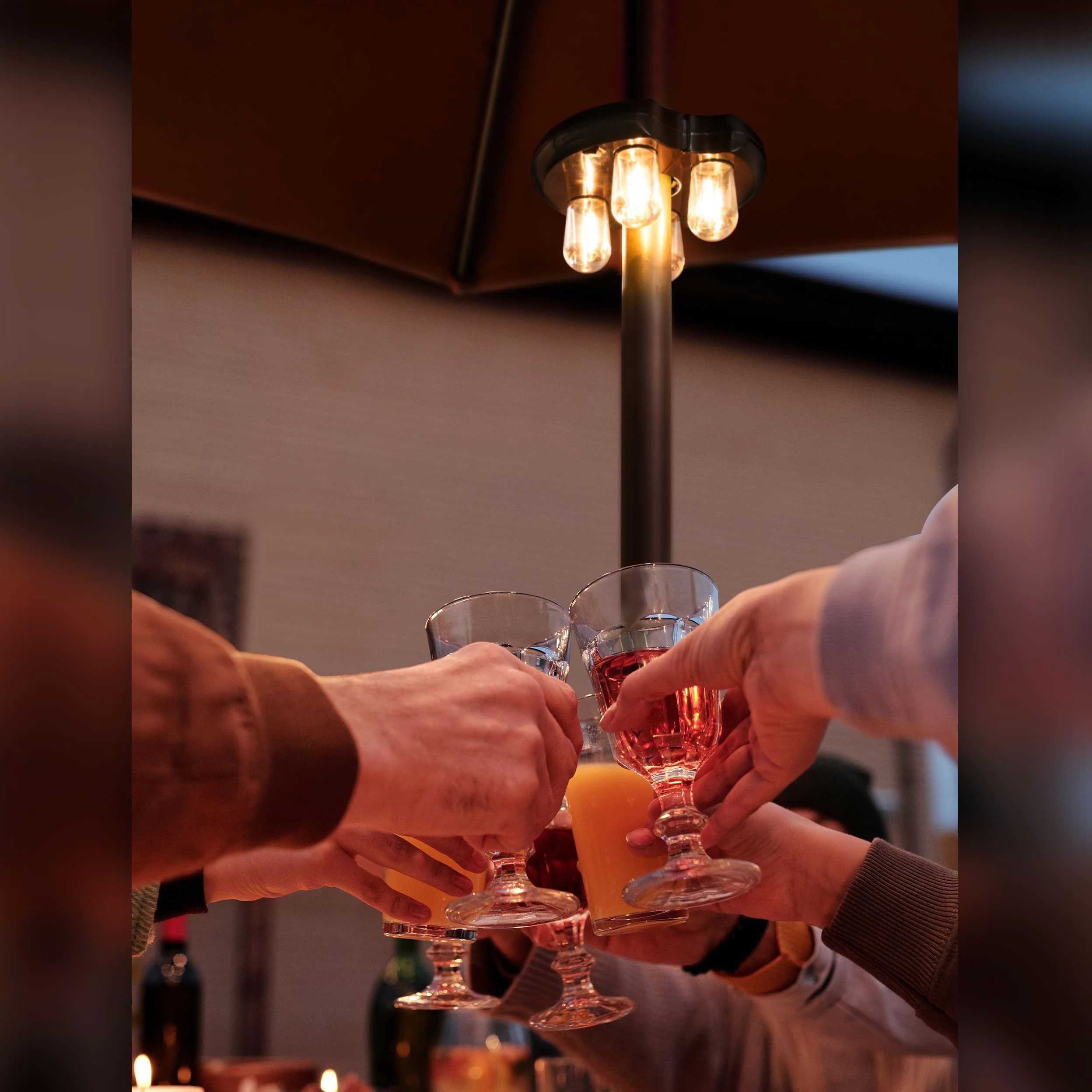 Luce per ombrellone da patio con lampadine LED Edison, funzionamento a batteria, senza fili, con 2 modalità di illuminazione per giardino, patio, cortile, campeggio o barbecue, marrone