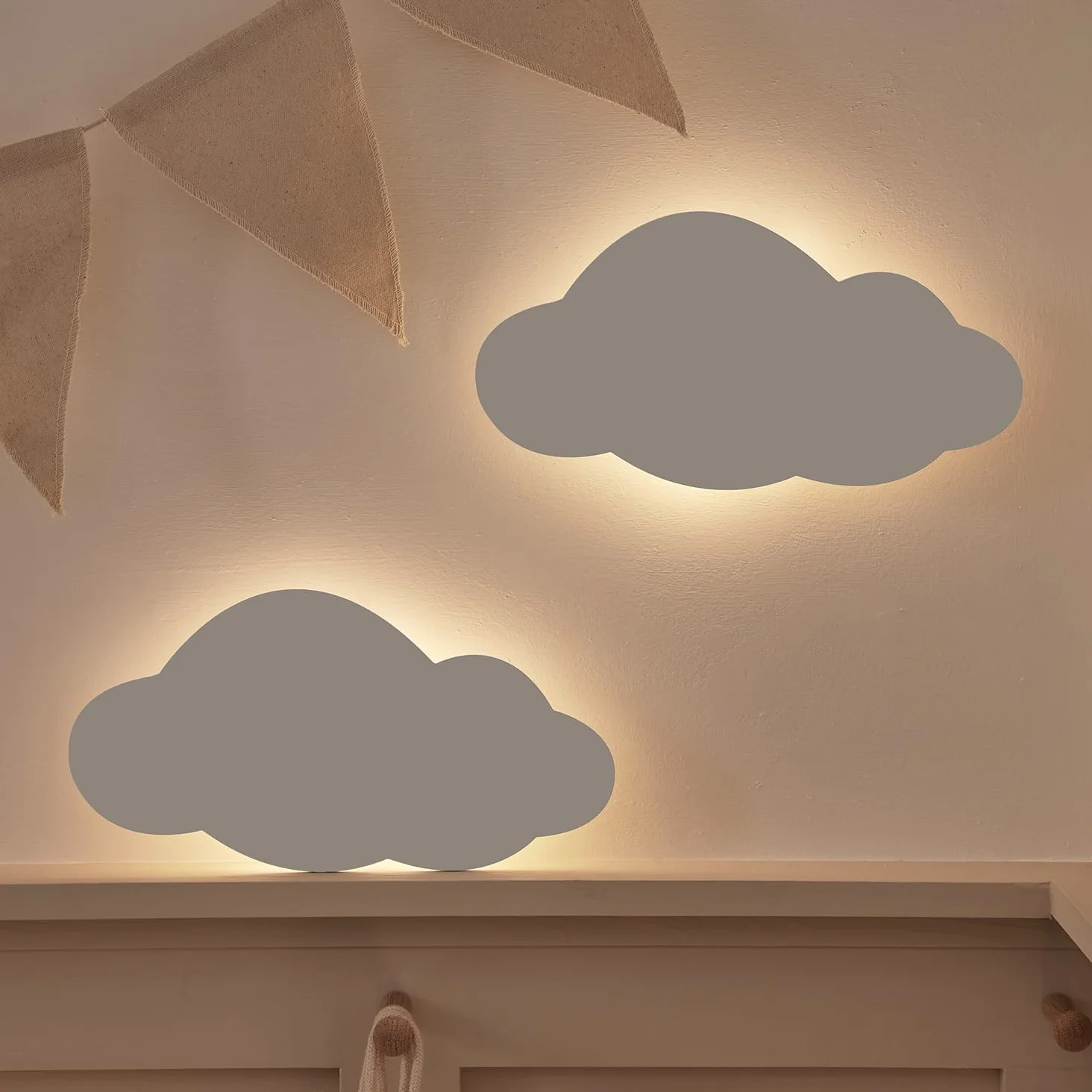Lights4fun Set di 2 Applique da Muro a Pile a Forma di Nuvola Bianca Luce per Camerette dei Bambini Retroilluminata con LED Bianco Caldo con Timer e Telecomando