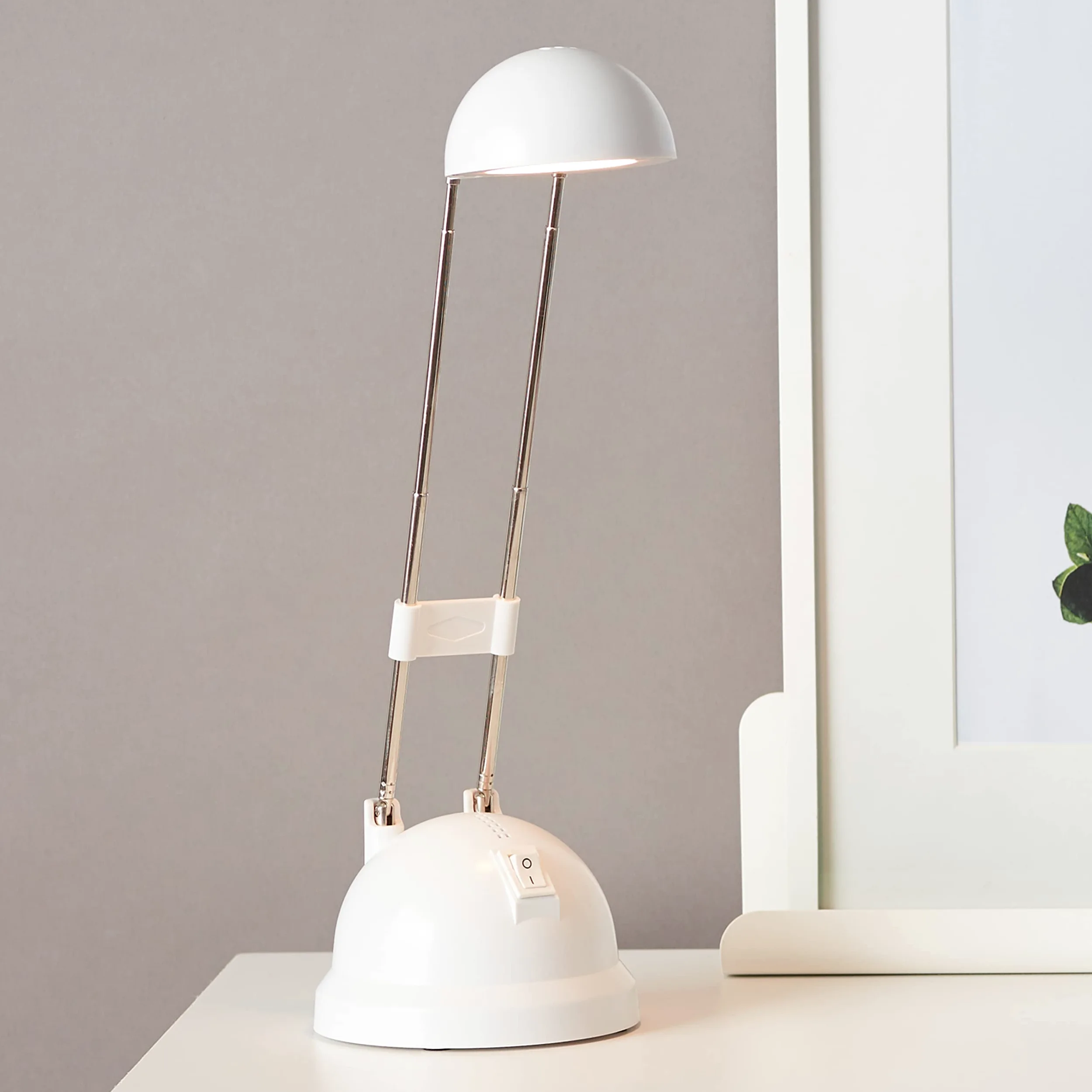 Brilliant Katrina Lampada da tavolo a LED regolabile in altezza e girevole per ufficio bianca 600 lumen, 7,26 W, LED integrato, 40 x 11,5 x 44 cm