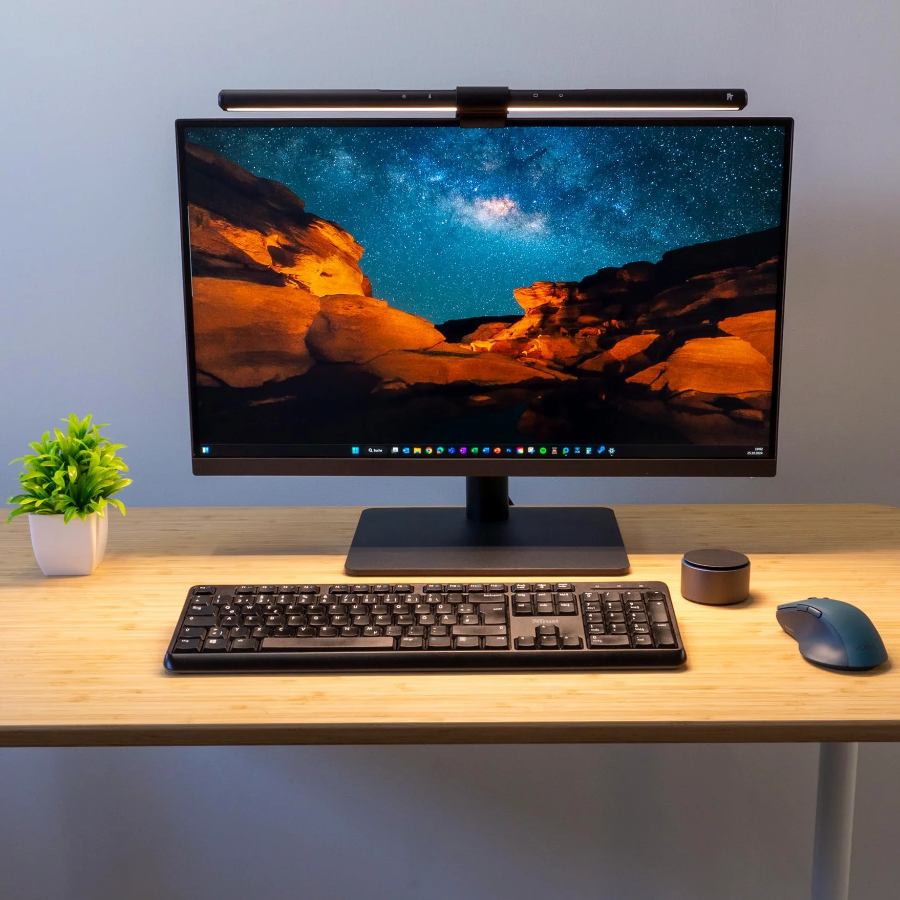 FeinTech LT751 Lampada per monitor curvo con telecomando e sensore di luce - Lampada da scrivania a LED fissabile, dimmerabile, ideale per monitor curvo e schermi da 24 pollici, barra luminosa 51 cm