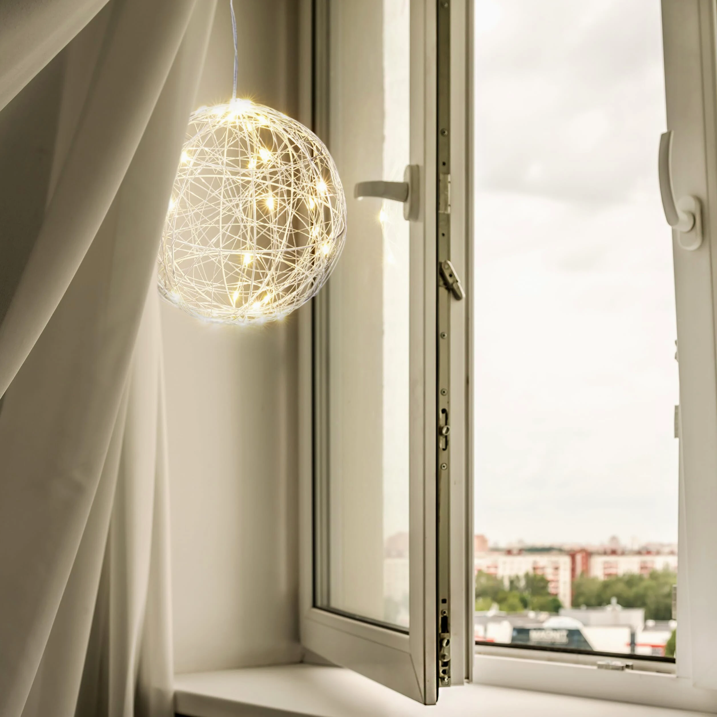 Relaxdays Sfera di Luci a LED, Lampada Decorativa Fili Luminosi, da Appendere o Appoggiare, Cavo Lungo, Ø 30 cm, Argento