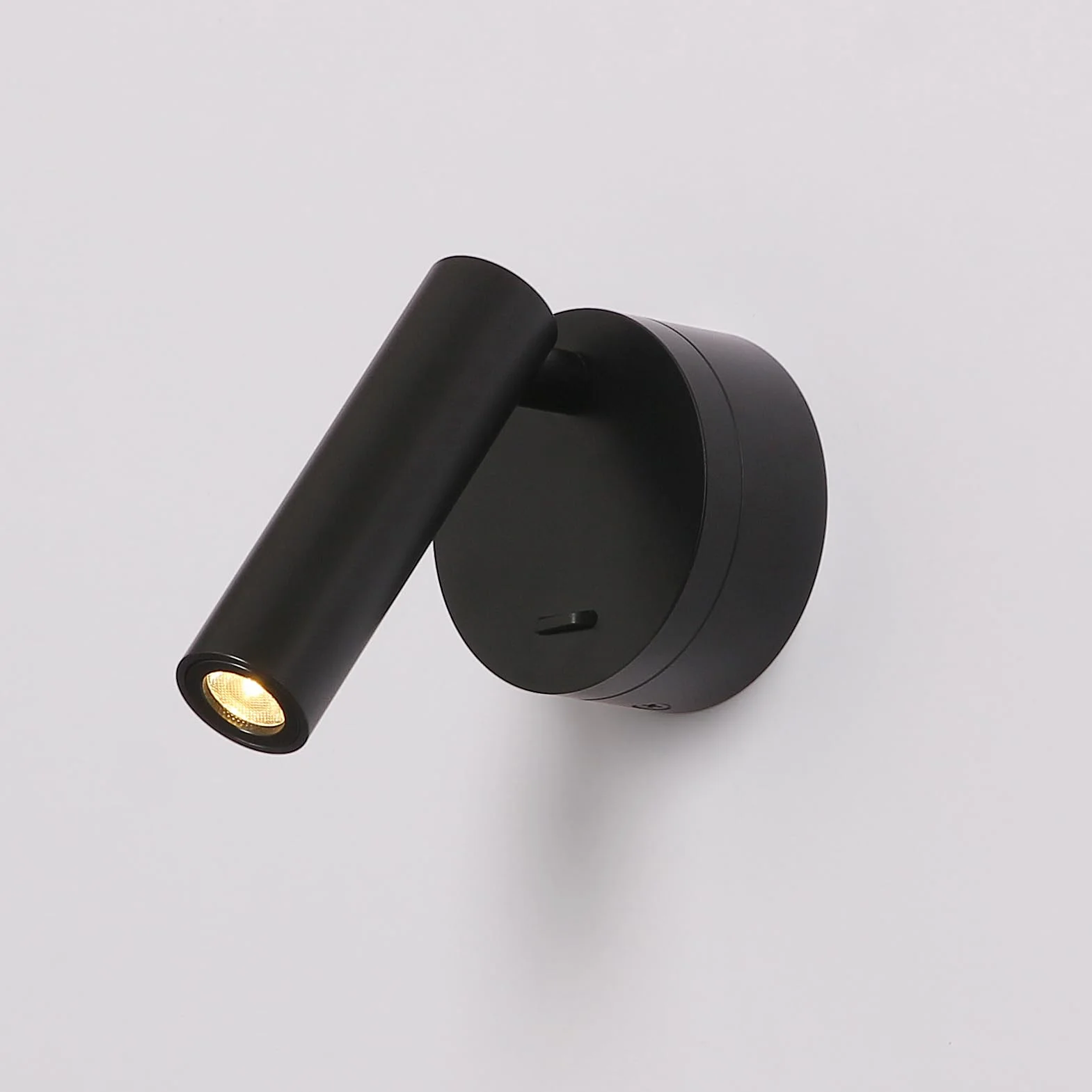 DAWALIGHT Applique da Comodino Orientabile Lampada da Parete a LED 3W 3000K Faretto con Interruttore per Interni Camera da Letto Salotto Lettura, Alluminio, Nero