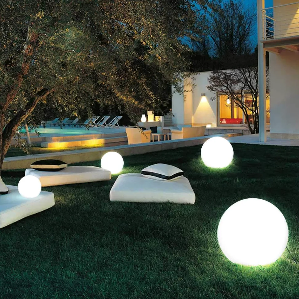 BAKAJI Lampada Design Sfera da Giardino Diametro 40 cm Luce Illuminazione Esterno da Terra o Tavolo Attacco E27 Lampadina Max 25W Colore Bianco con Picchetti di Fissaggio al Terreno (40 cm)