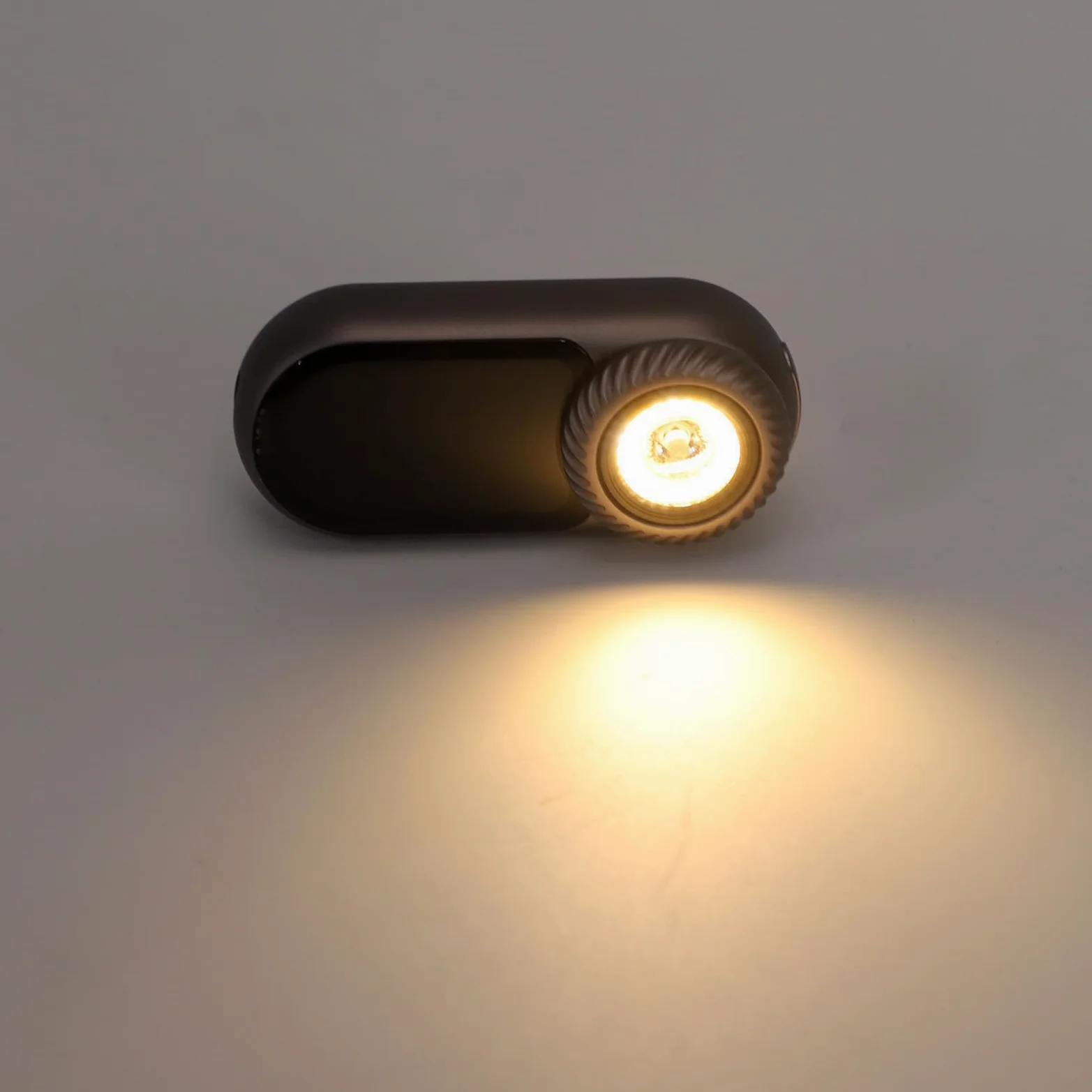 Piccola Torcia a LED Potente luminosità Regolabile per Esterni e Viaggi Alluminio Grigio Ricaricabile 1 unità