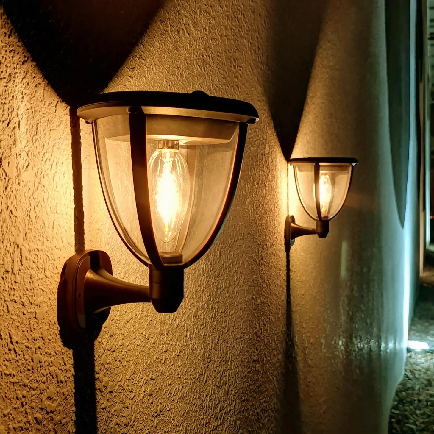 Lacasa Luce Solare LED Esterno, Lampada Solare 【2 Pezzi Versione Potente】 IP65 Impermeabile 2 Modalità di Lavoro Lampade da Parete Portico per Esterni Luci Solari per Giardino, Bianco Caldo 2700K