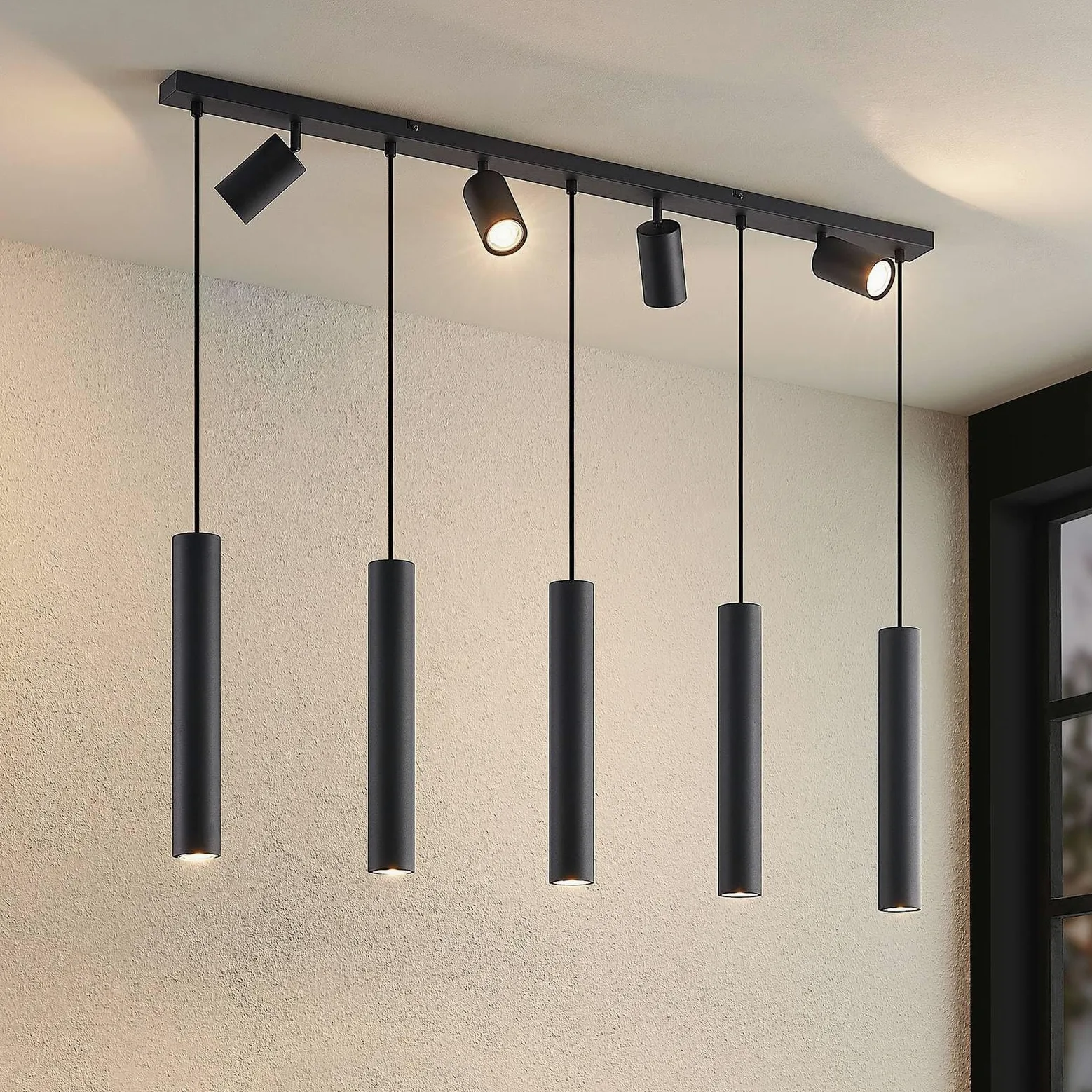 Lindby Lampada a Sospensione 9 Luci Nera 116 cm, Lampadario con Faretti Orientabili e Pendenti Cilindrici GU10 Moderne Lampade Sospese per Cucina Sala da Pranzo Soggiorno