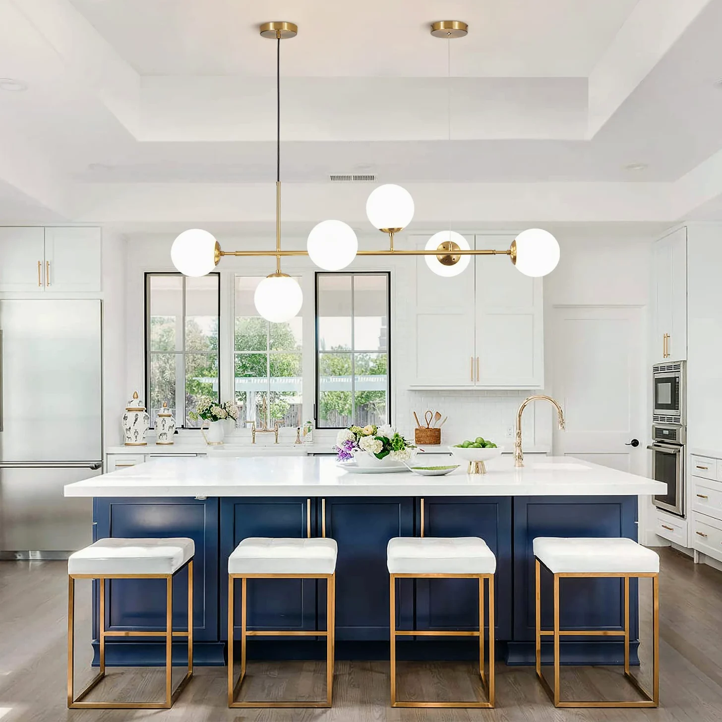 KCO Lighting Lampadario in vetro lattimo a 6 luci, lampadario lineare moderno a globo, lampada a sospensione bianca e oro Lampadario rettangolare di metà secolo per isola cucina