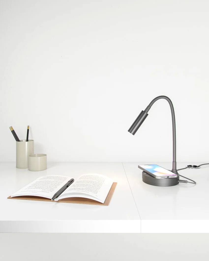 Beneito Faure Lampada da Tavolo Led Stem - 5W, Luce calda, Per scrivania, lettura e comodino, Ricarica Wireless, Testa Orientabile - Colore Nero