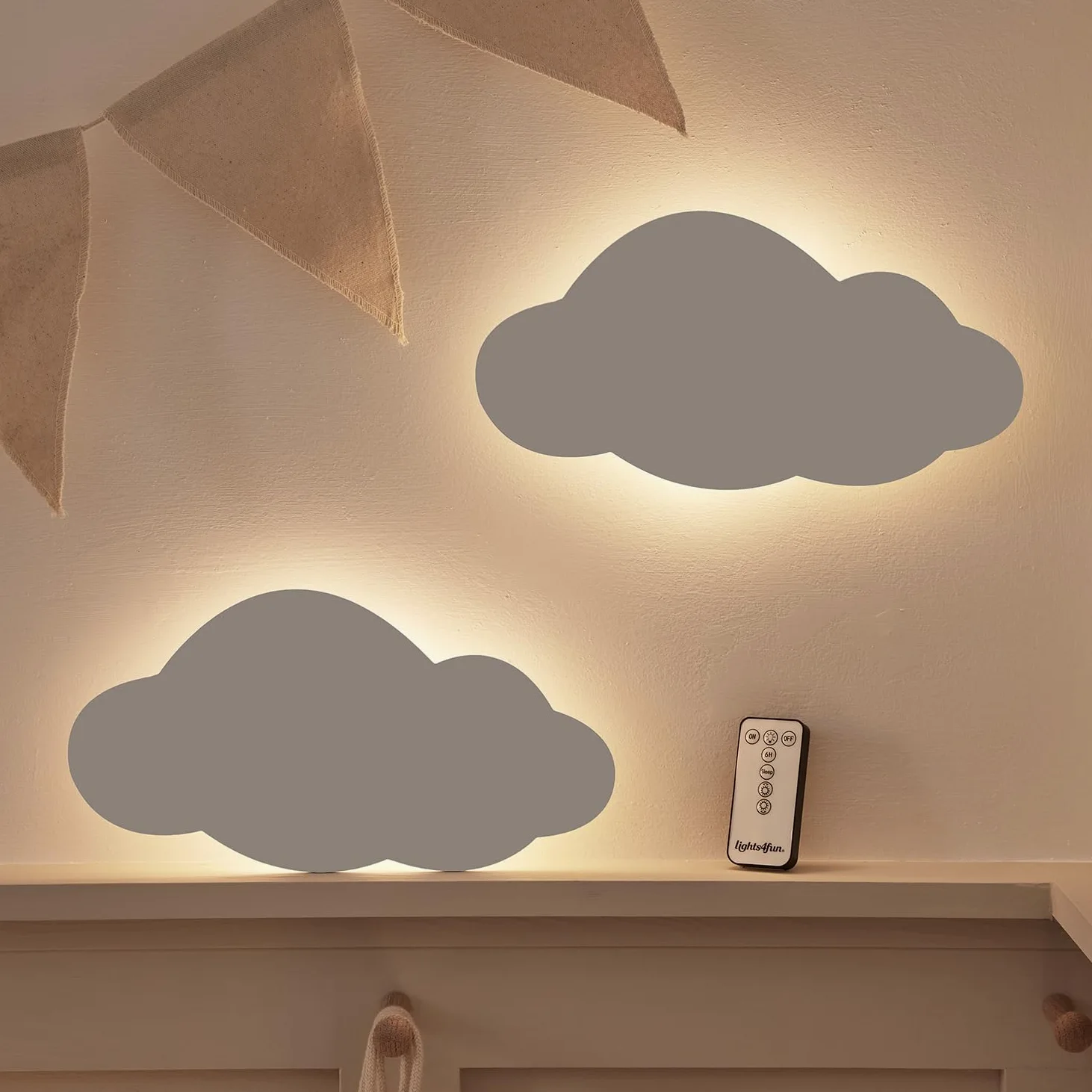 Lights4fun Set di 2 Applique da Muro a Pile a Forma di Nuvola Bianca Luce per Camerette dei Bambini Retroilluminata con LED Bianco Caldo con Timer e Telecomando