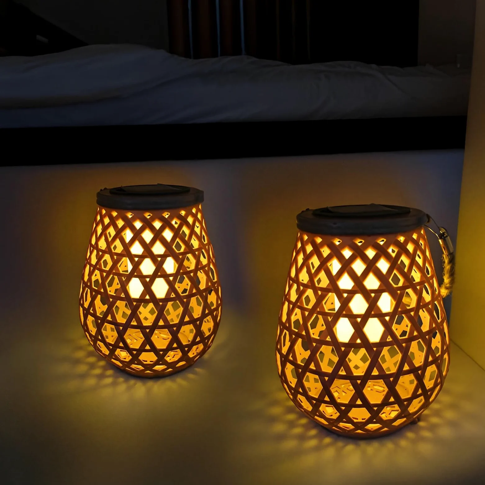 Lanterna da tavolo in rattan intrecciato a energia solare, altezza 35 cm, diametro 17 cm, grado di protezione IP44, ideale per giardini e balconi