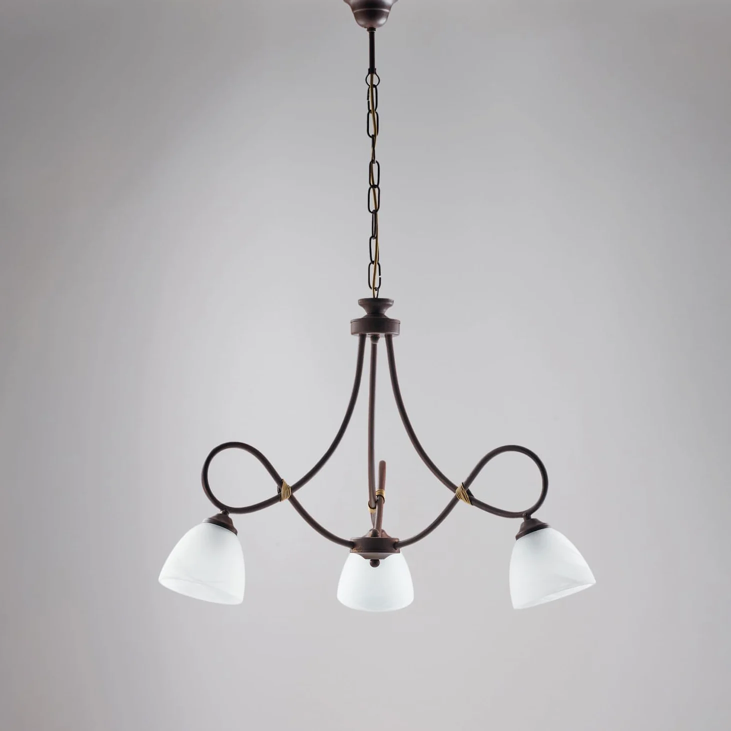 Lampadario 3 Luci Ferro Battuto Laccato Nero e Ruggine Vetro Bianco Serie Dallas