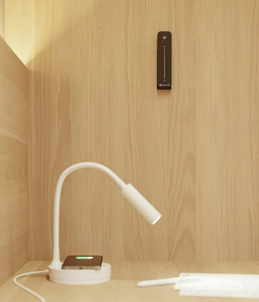 Beneito Faure Lampada da Tavolo Led Stem - 5W, Luce calda, Per scrivania, lettura e comodino, Ricarica Wireless, Testa Orientabile - Colore Nero