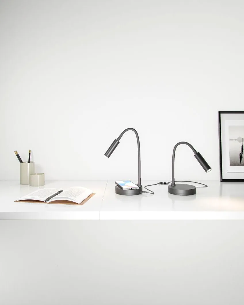 Beneito Faure Lampada da Tavolo Led Stem - 5W, Luce calda, Per scrivania, lettura e comodino, Ricarica Wireless, Testa Orientabile - Colore Nero