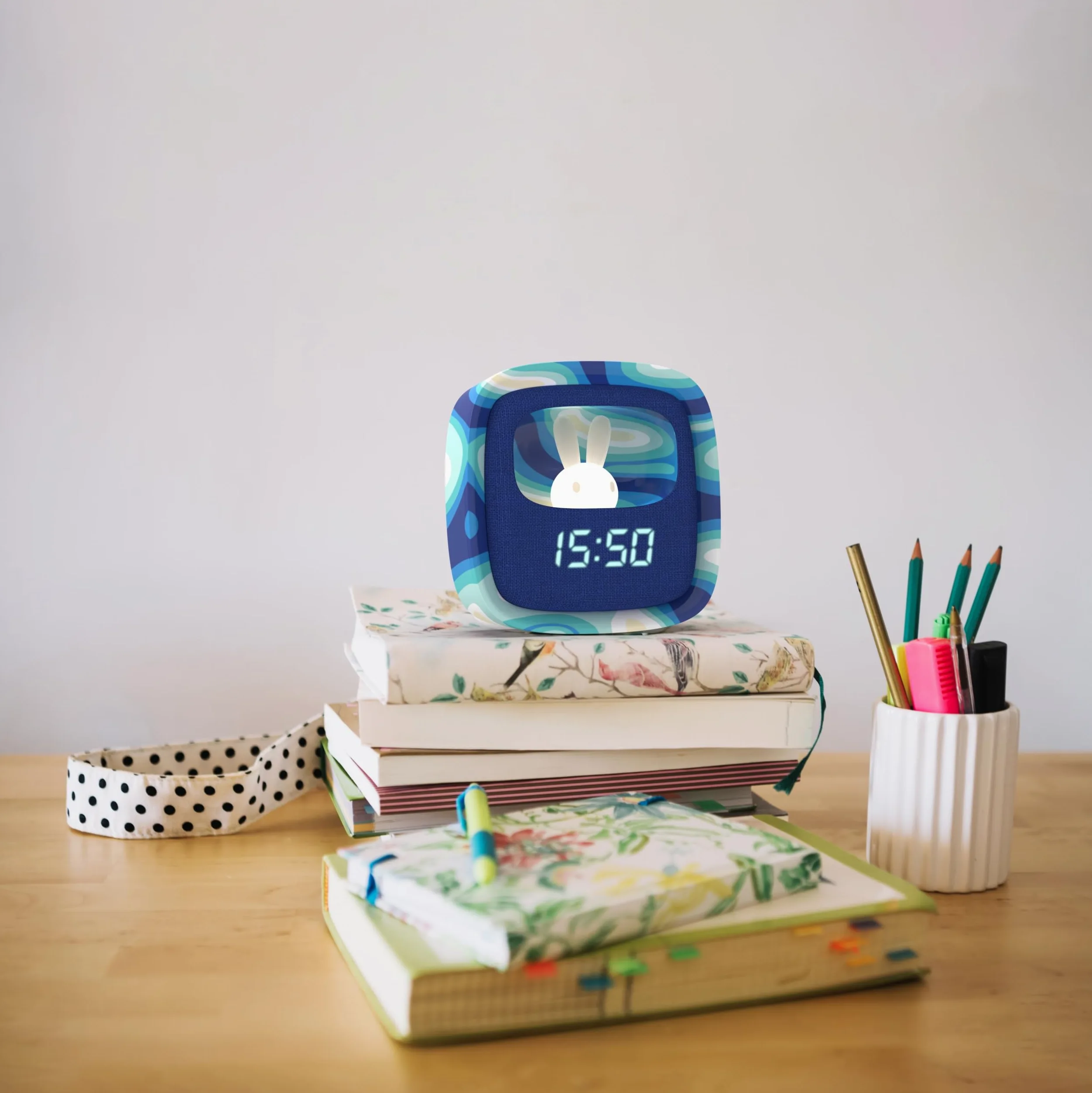 Billy Clock - Sveglia e luce notturna per bambini, telaio in plastica soft-touch, programmazione data, ora e 3 allarmi, blu waves, mob