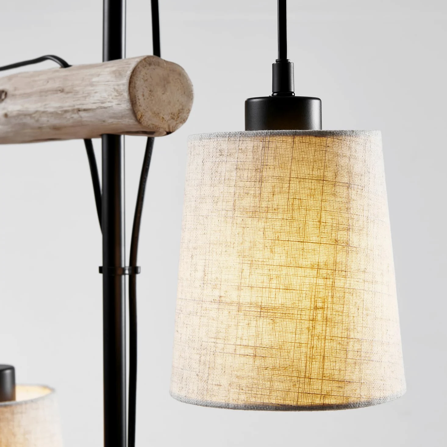 Lampada da Terra Moderna con Supporto in Legno Naturale, 2 Paralumi in Tessuto, Design Rustico per Soggiorno e Camera da Letto