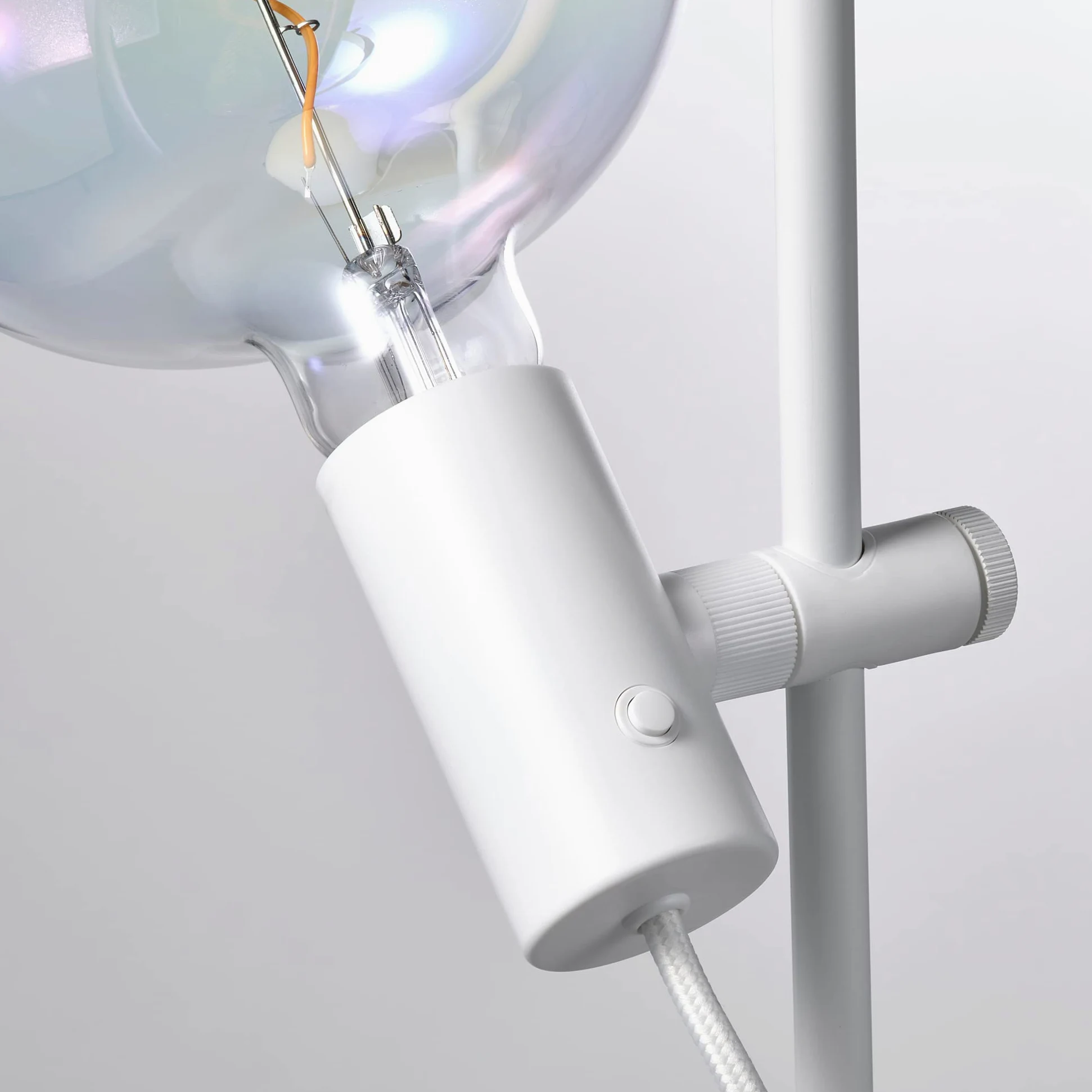 IKEA HÅRSLINGA/MOLNART Lampada da terra con lampadina, bianco/a forma di ellisse multicolore