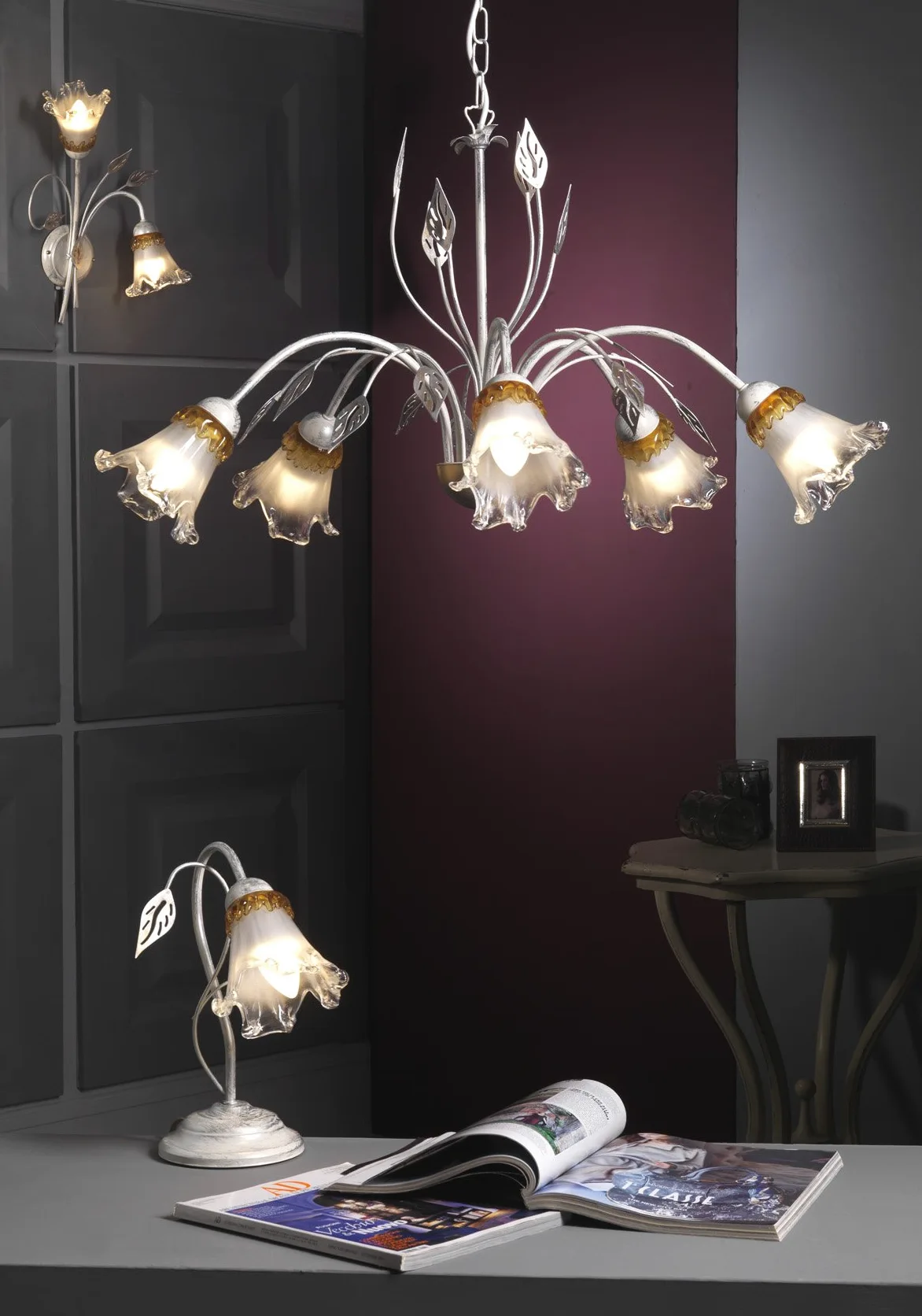 ONLI - applique da parete 2 luci in metallo bianco e argento con sfumature oro. Vetri a forma di calla. 2 x E14