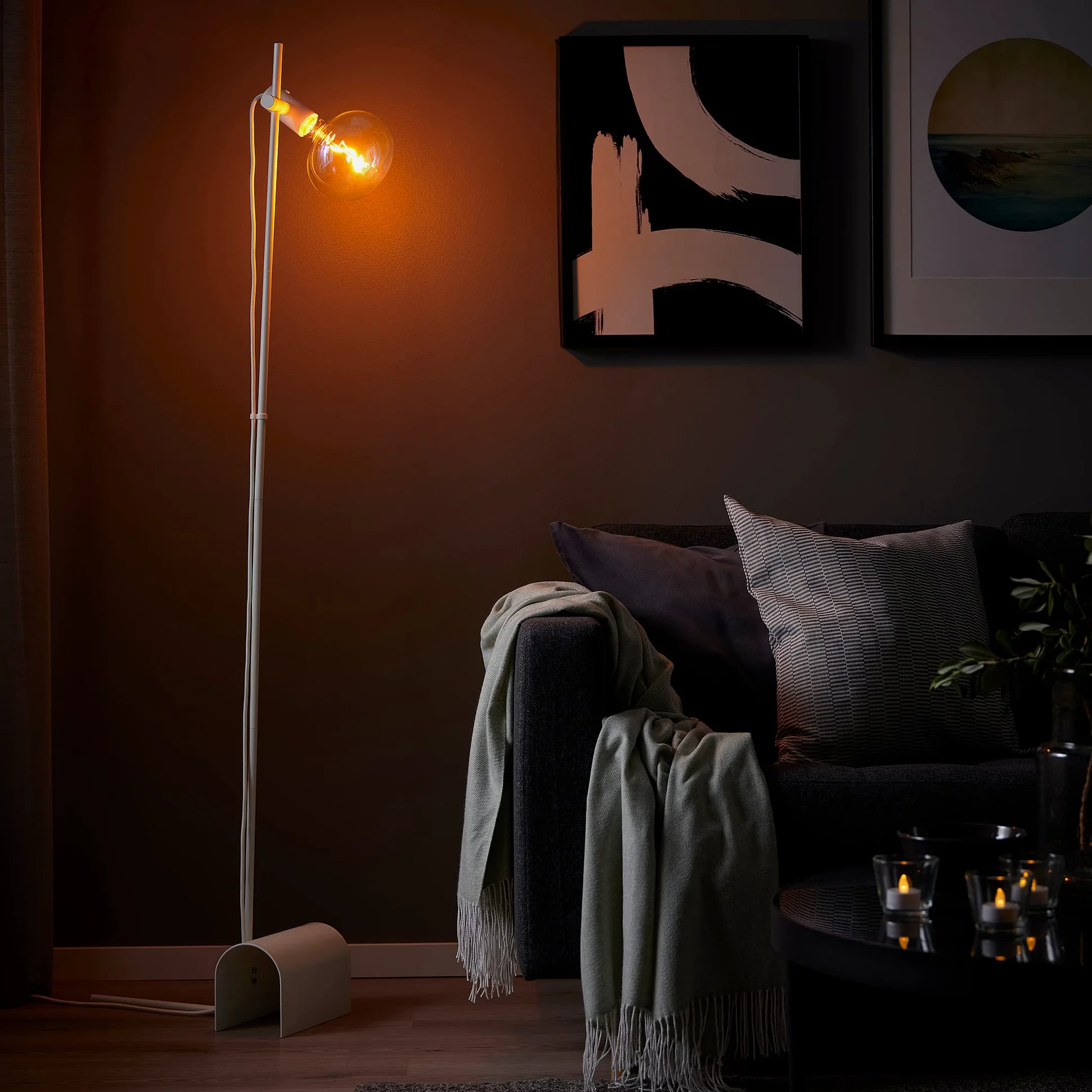 IKEA HÅRSLINGA/MOLNART Lampada da terra con lampadina, bianco/a forma di ellisse multicolore