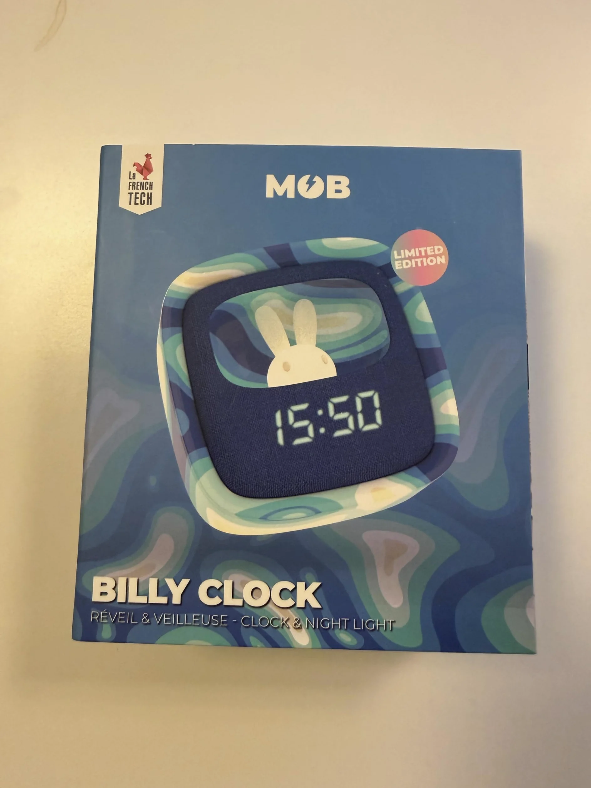 Billy Clock - Sveglia e luce notturna per bambini, telaio in plastica soft-touch, programmazione data, ora e 3 allarmi, blu waves, mob