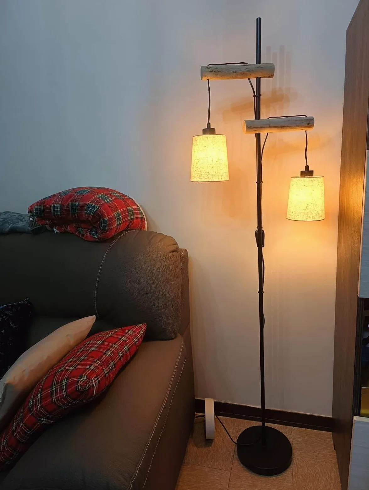 Lampada da Terra Moderna con Supporto in Legno Naturale, 2 Paralumi in Tessuto, Design Rustico per Soggiorno e Camera da Letto