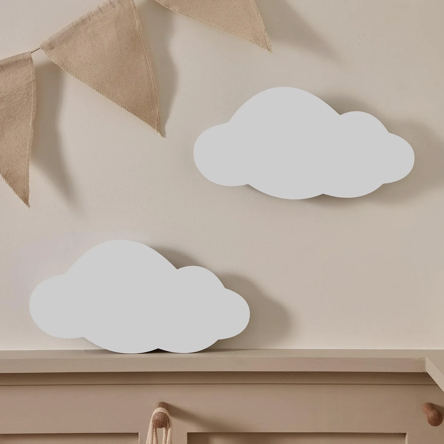 Lights4fun Set di 2 Applique da Muro a Pile a Forma di Nuvola Bianca Luce per Camerette dei Bambini Retroilluminata con LED Bianco Caldo con Timer e Telecomando