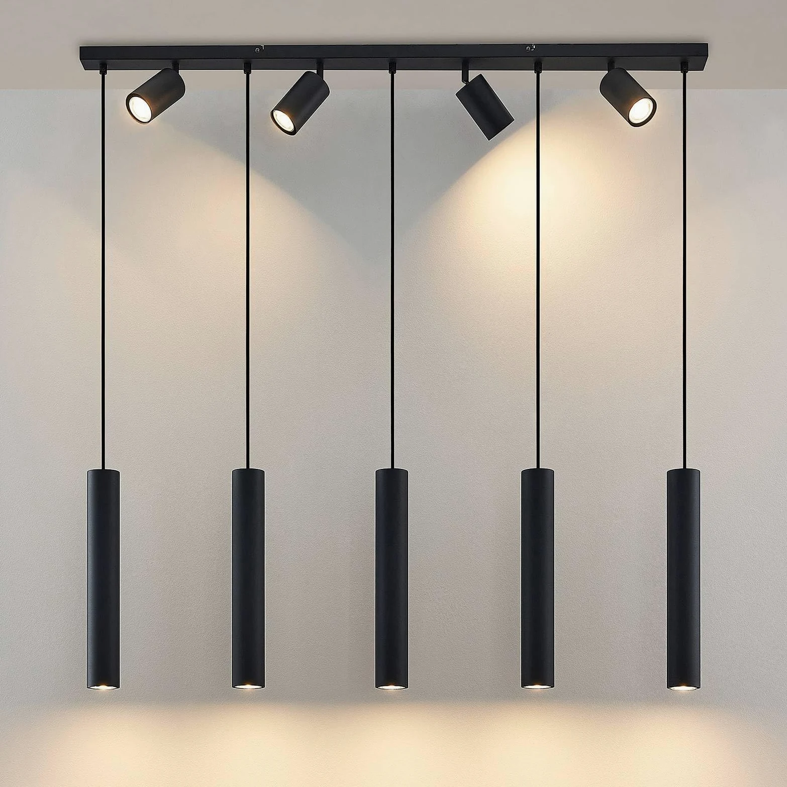 Lindby Lampada a Sospensione 9 Luci Nera 116 cm, Lampadario con Faretti Orientabili e Pendenti Cilindrici GU10 Moderne Lampade Sospese per Cucina Sala da Pranzo Soggiorno