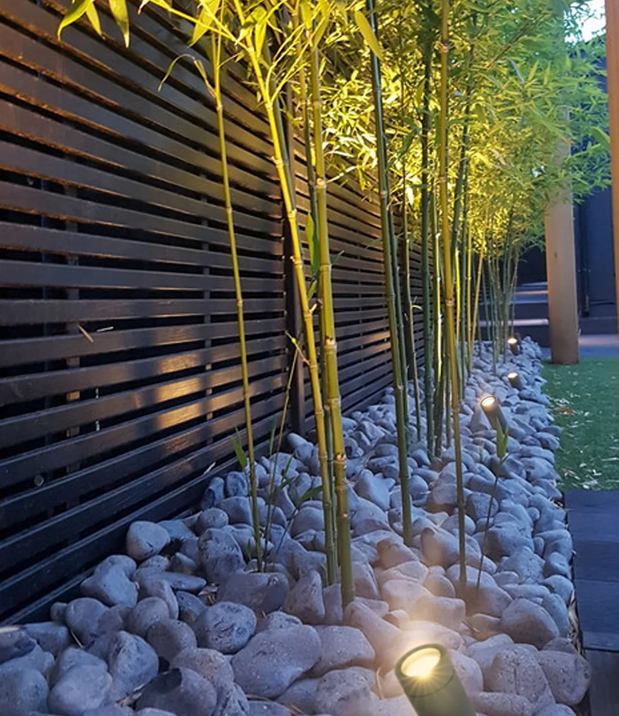 DAWALIGHT 4 Pezzi Faretto da Giardino con Picchetto GU10 LED 5W 3000K Bianco caldo IP65 Impermeabile Luci a Picchetto da Giardino per Terrazza Prato Vialetto, Alluminio, Grigio scuro