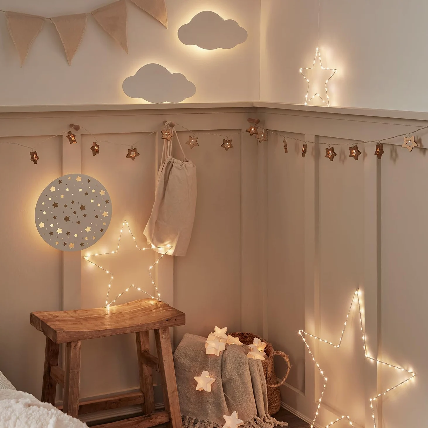 Lights4fun Set di 2 Applique da Muro a Pile a Forma di Nuvola Bianca Luce per Camerette dei Bambini Retroilluminata con LED Bianco Caldo con Timer e Telecomando